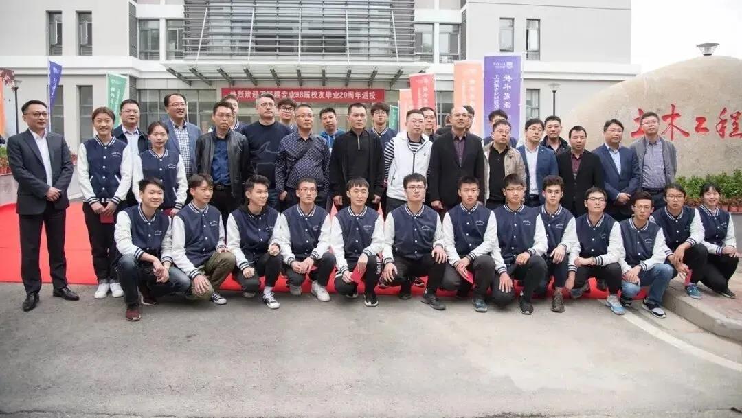 一群人站在一起描述已自动生成 一群人站在一起描述已自动生成