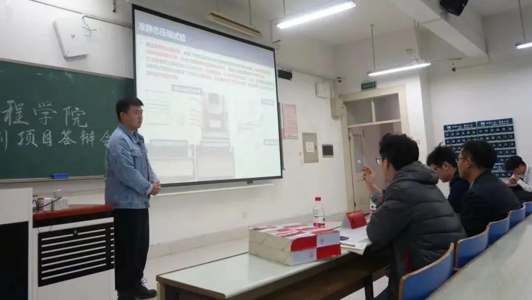 男人站在厨房里中度可信度描述已自动生成 男人站在厨房里中度可信度描述已自动生成