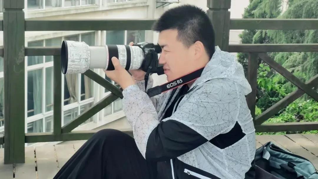 图片包含 围栏, 人, 男人, 女人描述已自动生成 图片包含 围栏, 人, 男人, 女人描述已自动生成
