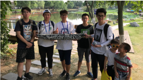 一群小孩站在一起描述已自动生成 一群小孩站在一起描述已自动生成