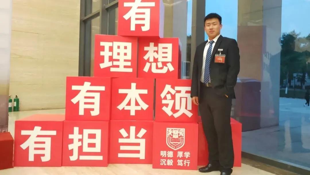 穿着西装笔挺的男子与配字描述已自动生成 穿着西装笔挺的男子与配字描述已自动生成